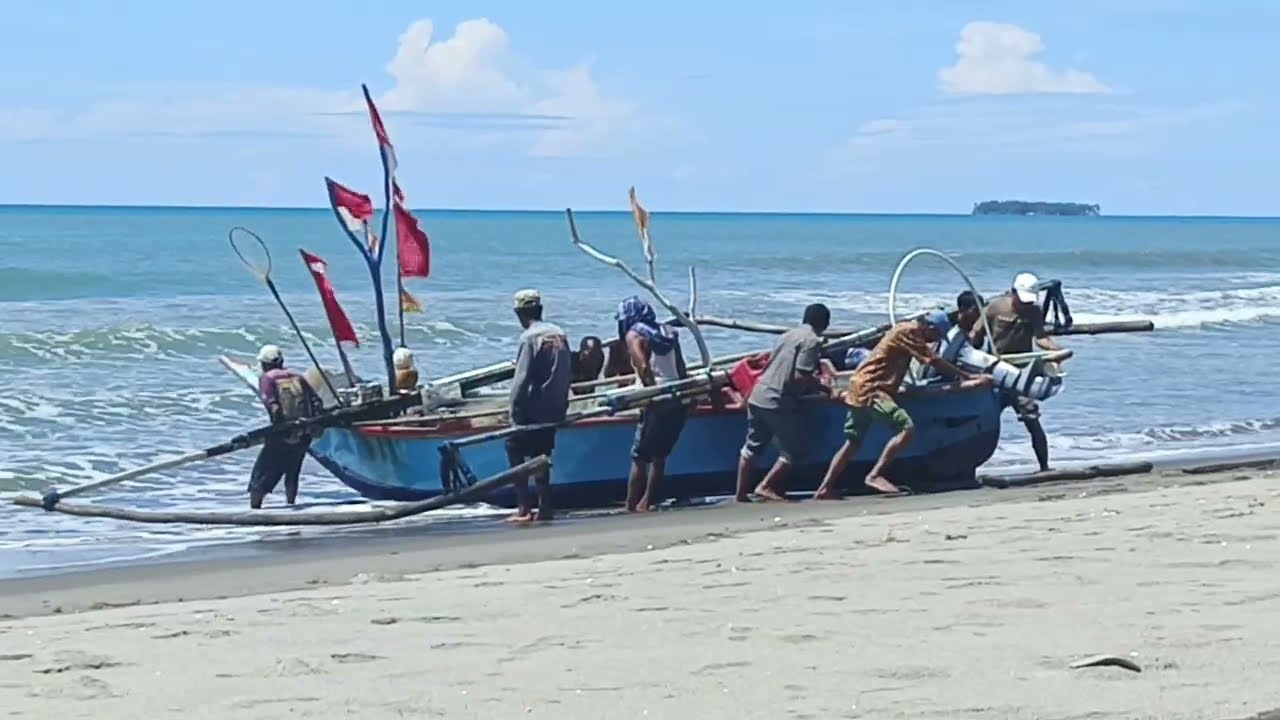 Nelayan Tradisional hanya bisa mendorong perahu. 