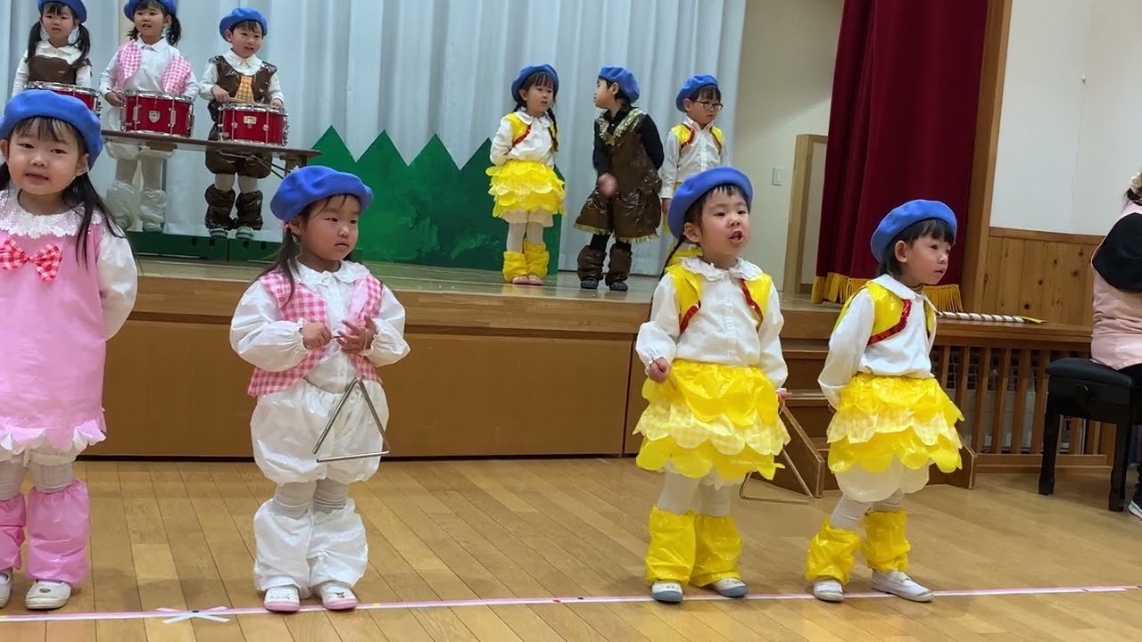 MD biểu diễn tiết mục thứ 2