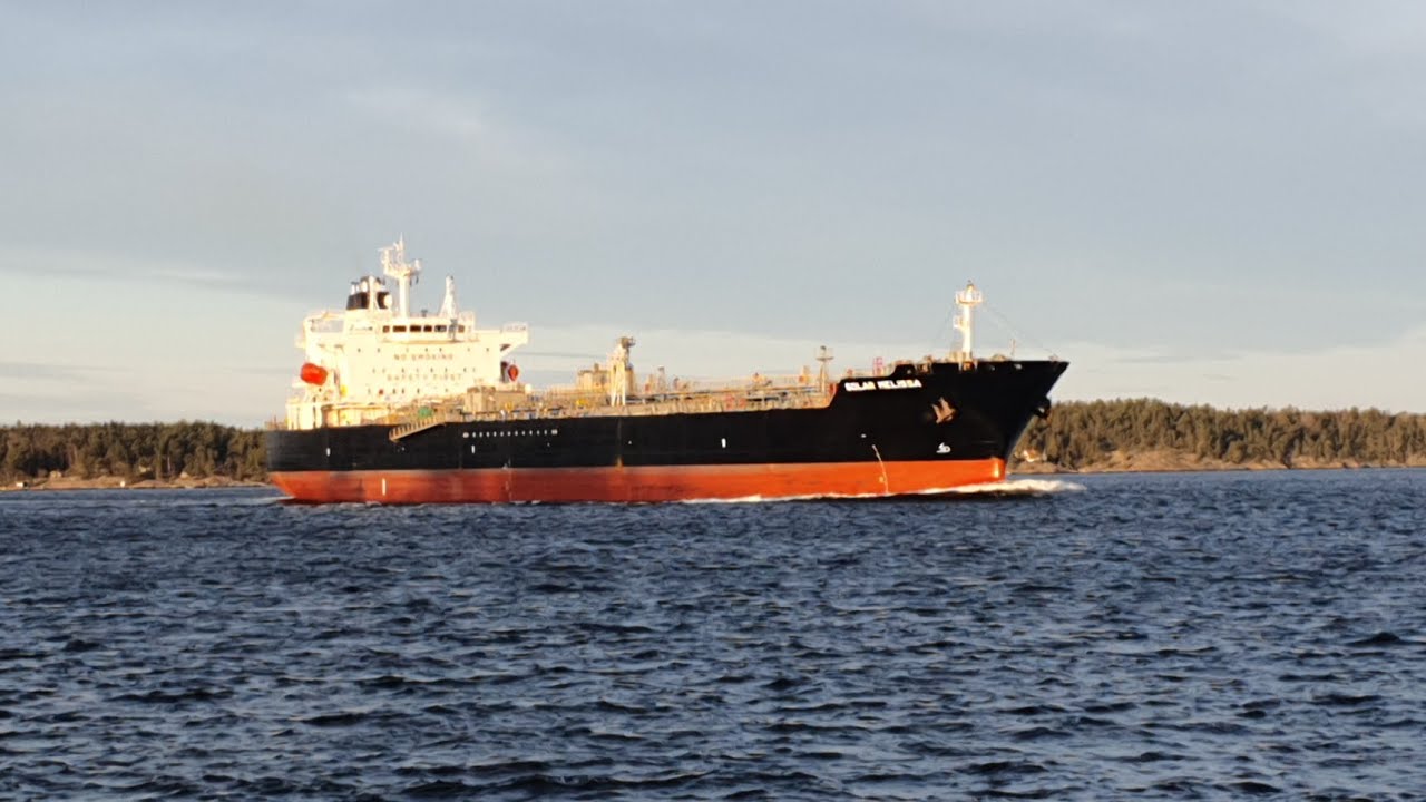 M/S Solar Melissa passes Bjurön 28/12 2025