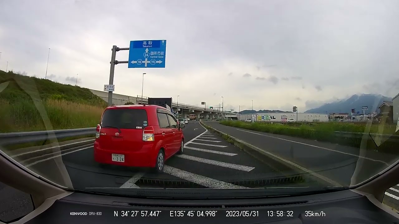 【DQN】ノールックで突然進路変更してきたBBAと事故りかけた【ドラレコ】