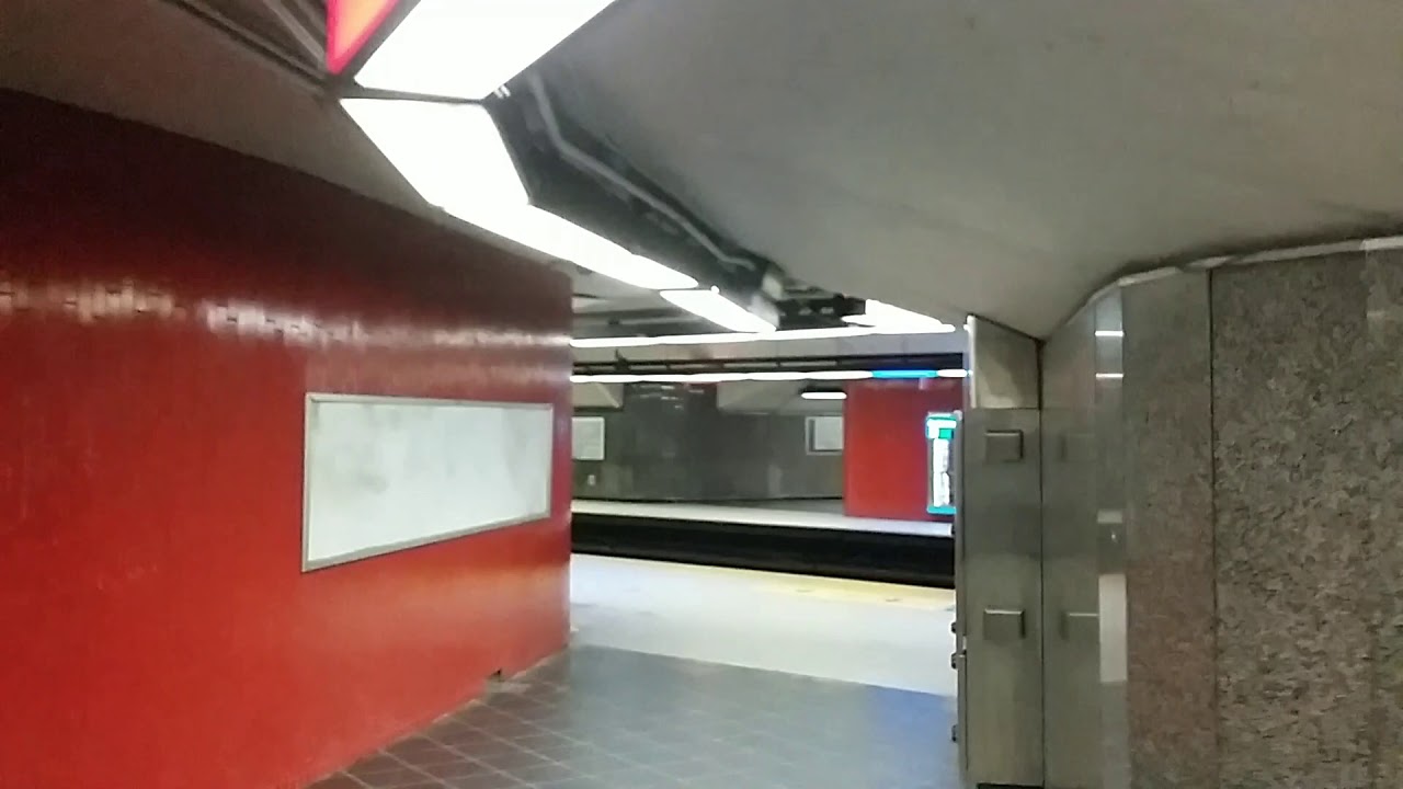 Station Laurier (iii)