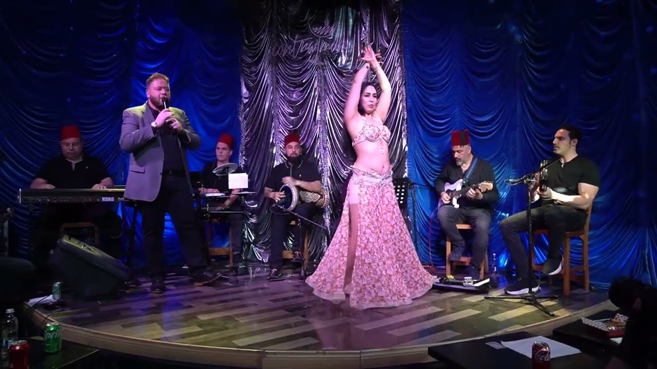 Alli Gara, junto a Orquesta Oriente Chile.
