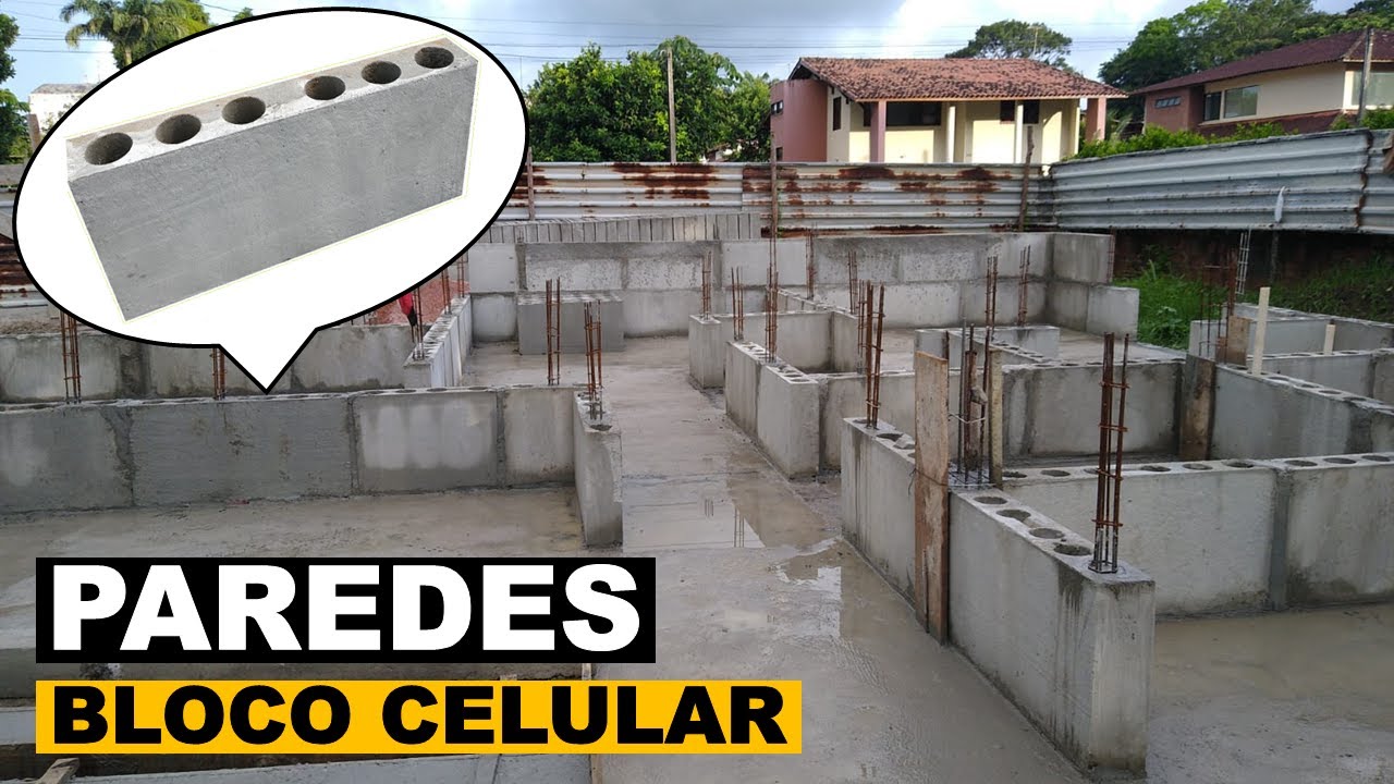 Construindo as paredes da casa com blocos de concreto celular.