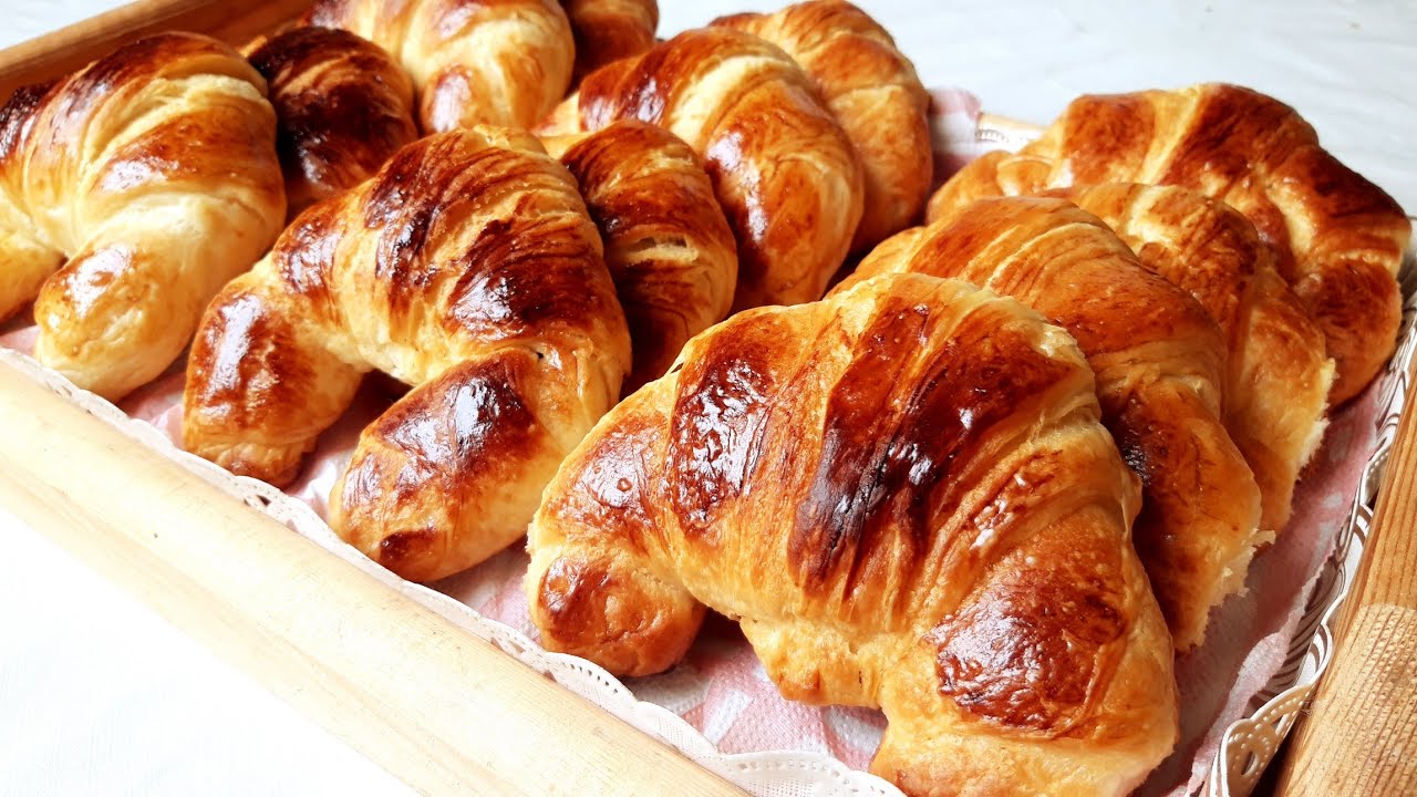 Croissants facile كرواصون مورق و مقرمش محشي بالشوكولاتة بطريق سهلة و مبسطة بدون عجينة مورق و ناجحة