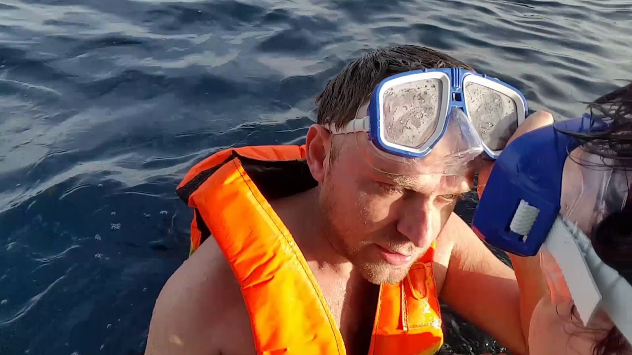 С мамой плаваем в  Красном море