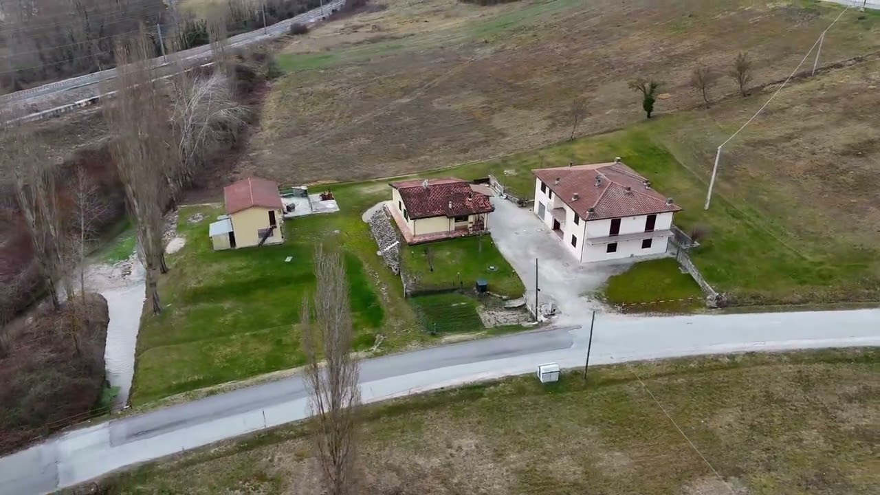 Complesso immobiliare indipendente con più unità, annessi, garage e terreni – Nocera Umbra