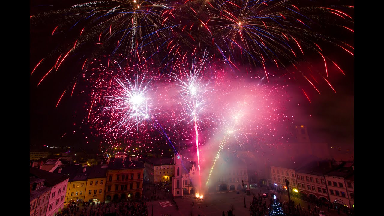 31.12.2018 - Silvestrovský ohňostroj - Trutnov Krakonošovo náměstí | 4K