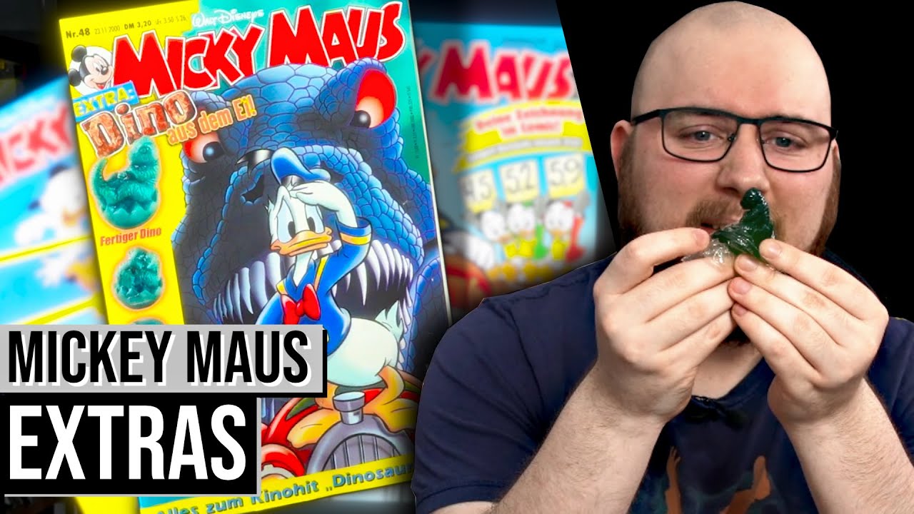 Erwachsener Mann bastelt Extras aus dem Micky Maus Magazin zusammen #2