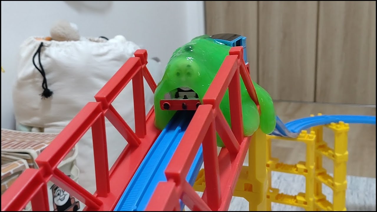 スライムウォータースライダー！トーマスたちがドロドロジェットコースターをすべるぞ！！　おばけでんしゃトーマス　プラレール
