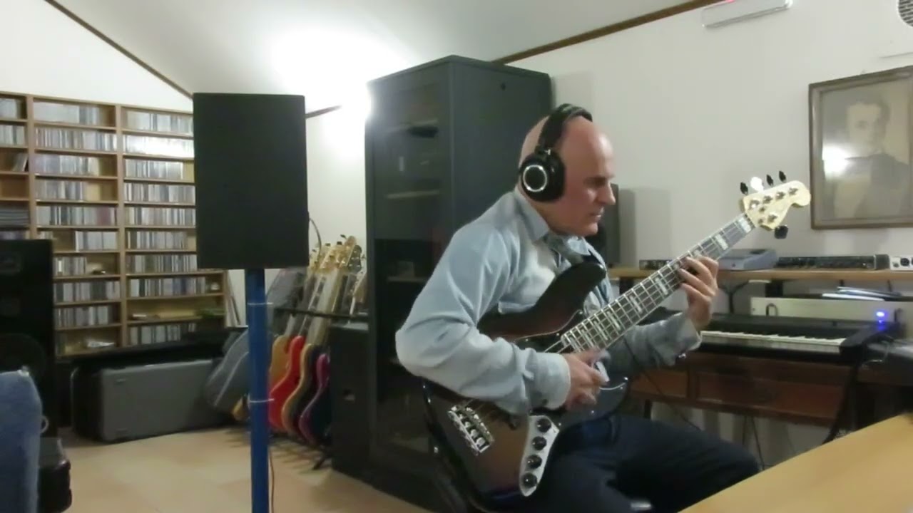 Man in the mirror (S. Garrett - G. Ballard) vers. Lari Basilio - bass cover