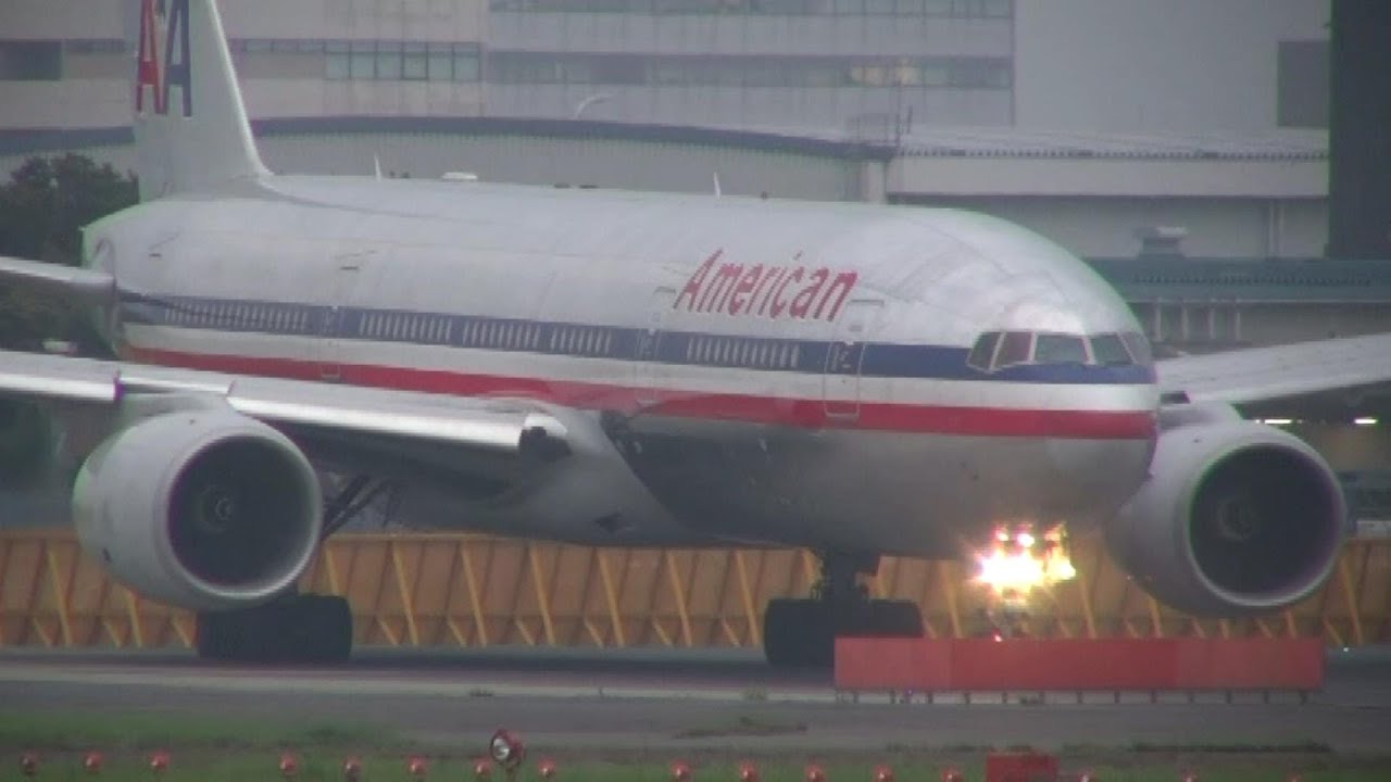 American Airlines B777-200 (old livery) at Tokyo-Narita