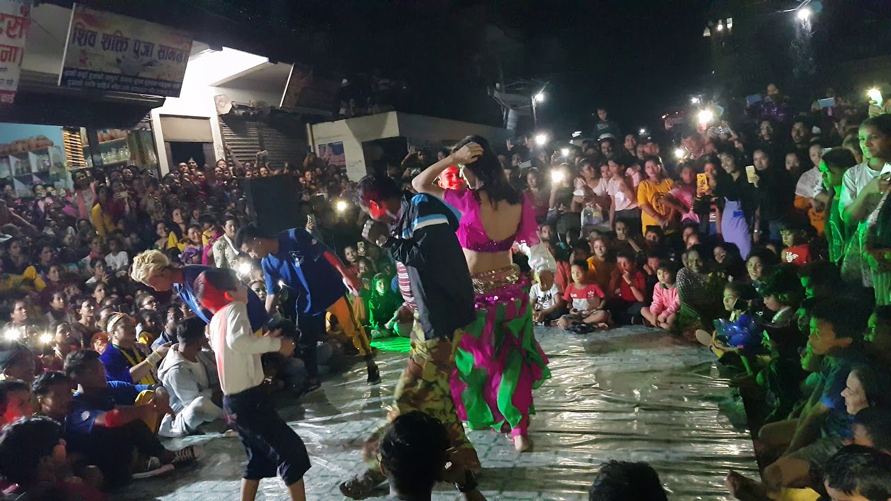 तिहार मा खतरा डान्स बुटवल कि सुन्दरी बिनिता शाही को .Binita Shahi Hot Dance Show in Butwal Publicly