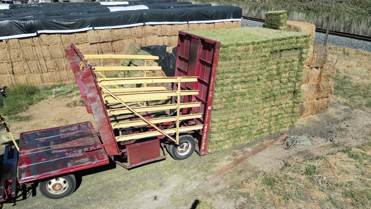 Stacking hay bale wagon