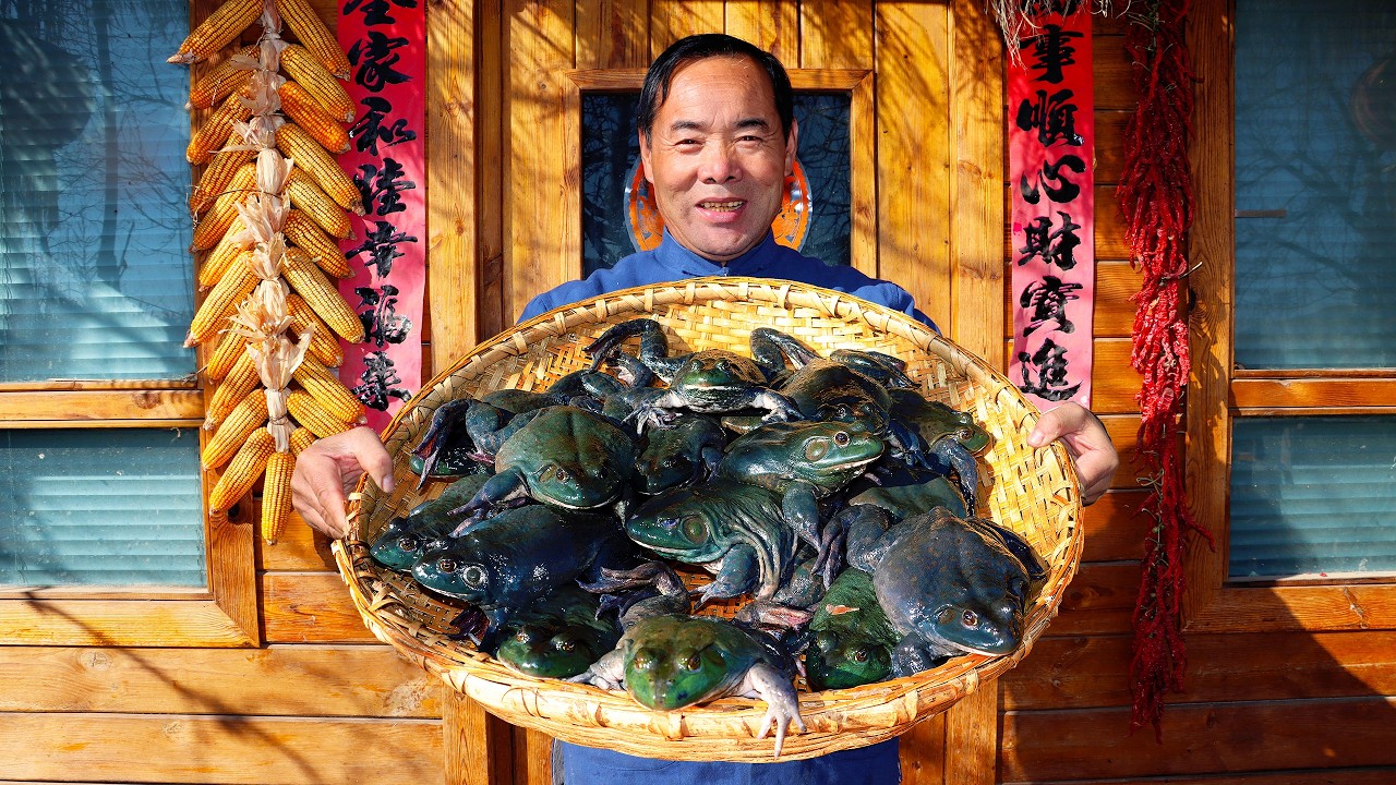 Full Basket of Giant Bullfrog Boiled in Fiery Chili Oil! Spicy Food Challenge! | Uncle Rural Gourmet