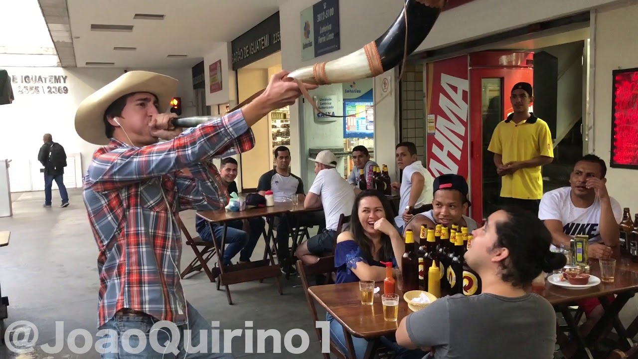 CANTANDO MANO WALTER EM LUGARES PÚBLICOS