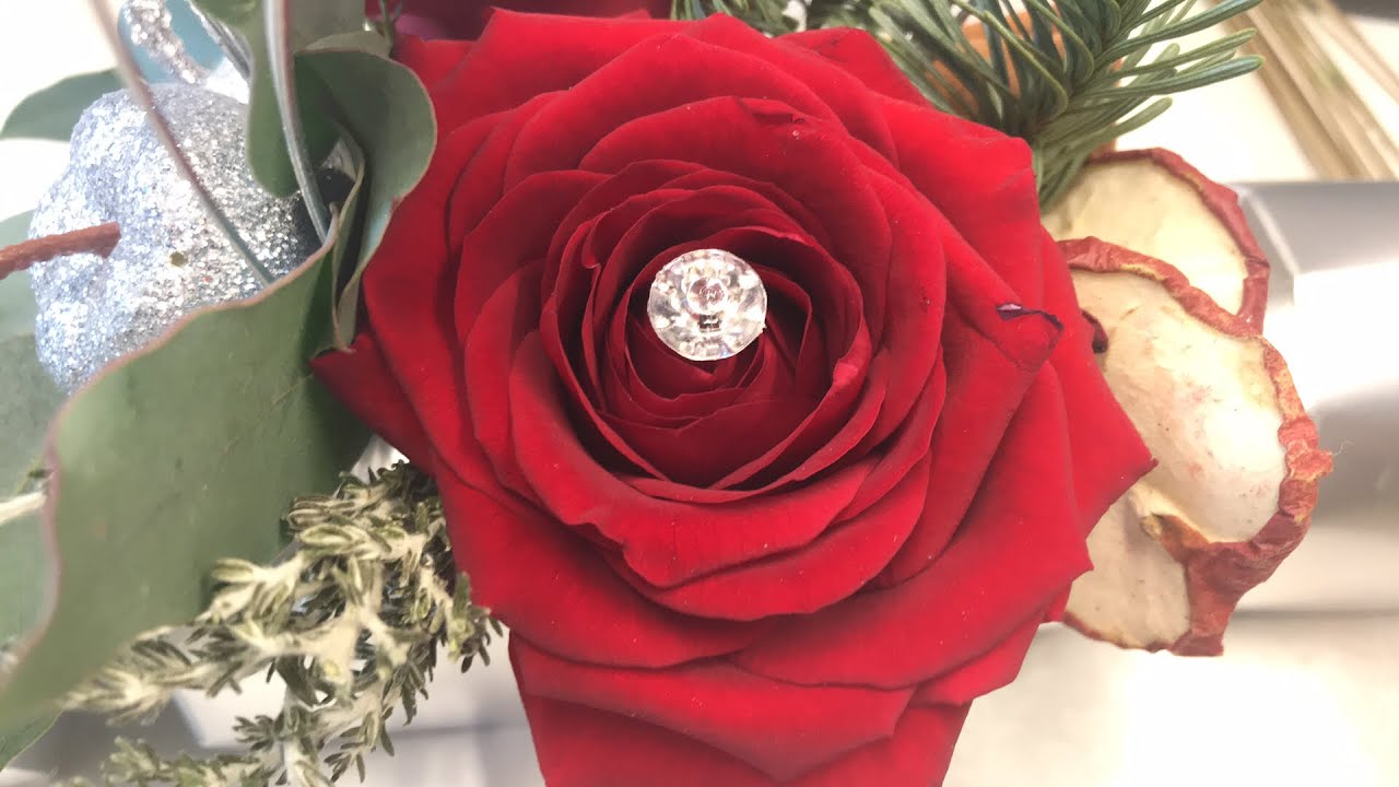 How To Make A Christmas Table Centerpiece