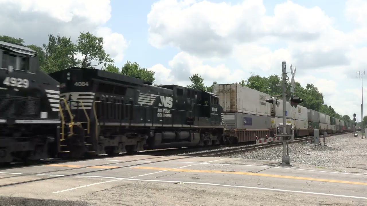 NORFOLK SOUTHERN GE D9-44CW Northbound Intermodal Container Train