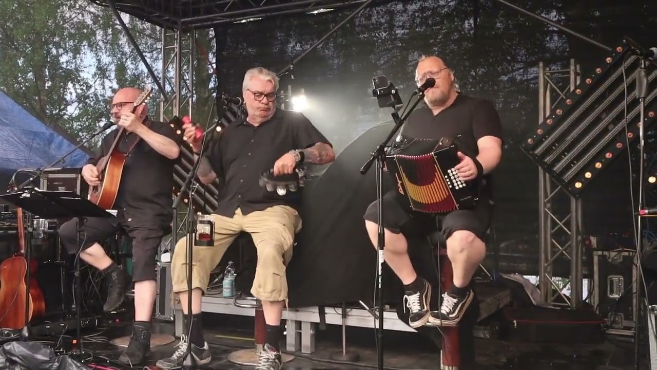 Kova Maa  -  Timo Rautiainen & Jussi Lampi Feat. Lauri Kotamäki