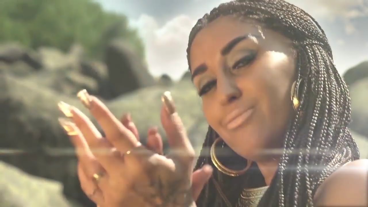 Marssa - turkish singer with beautiful long nails.
