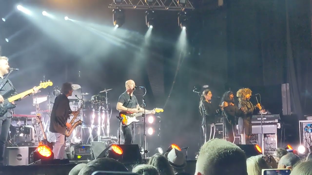Brit Floyd with surprise guest Scott Page on Saxophone 🎷
