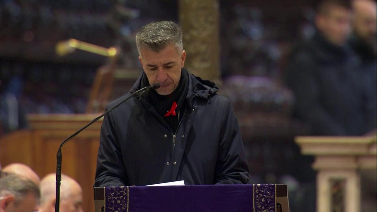 Il papà saluta Giulia per l'ultima volta: 