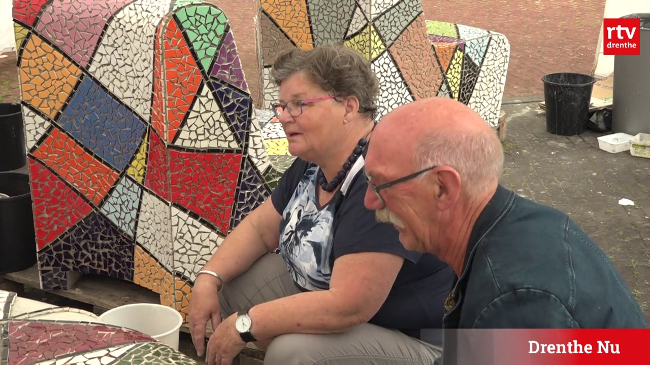 Mozaïeken met scherven in de stijl van Gaudí