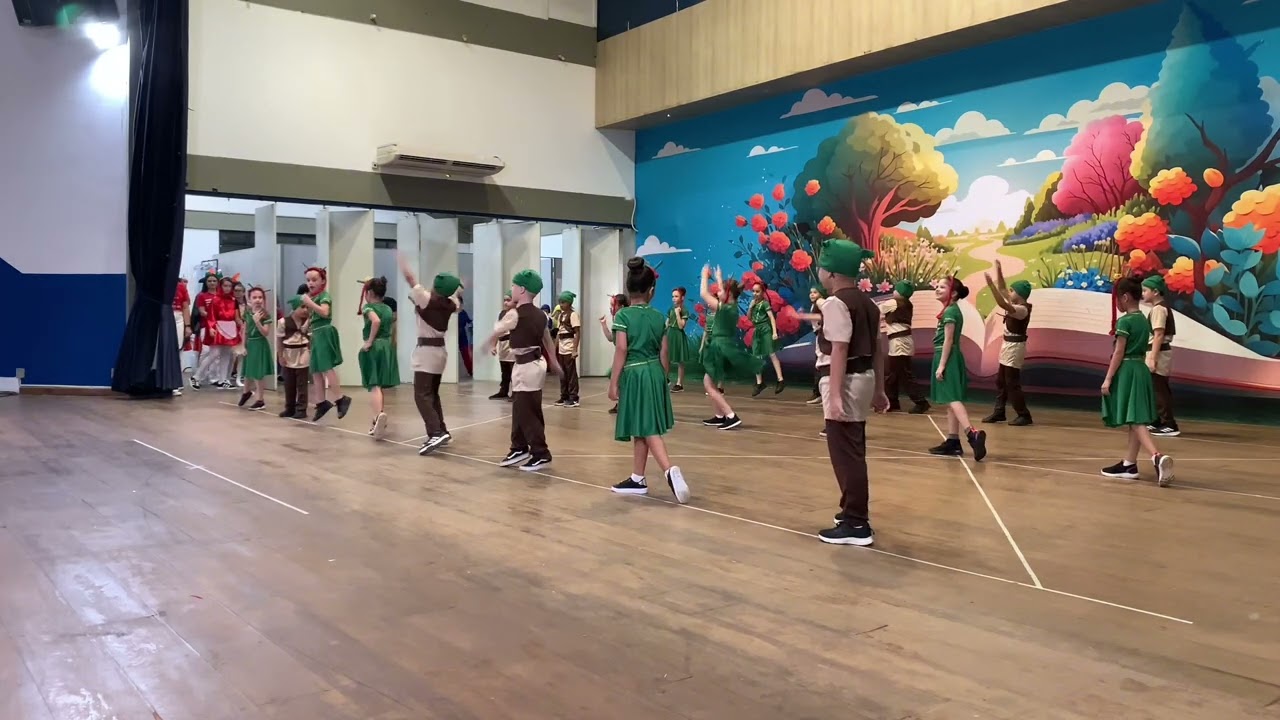 DANÇA SHREK E FIONA   festa de encerramento ERA UMA VEZ MANHA