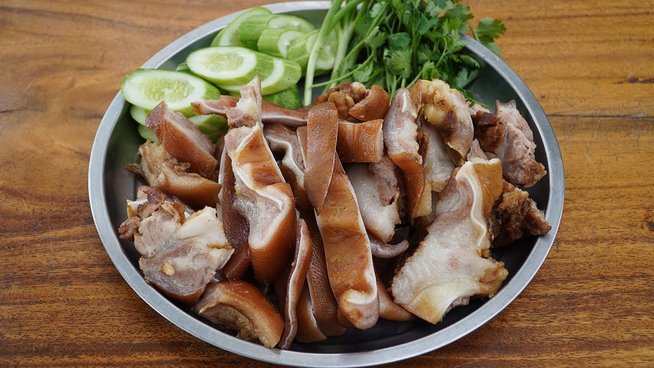 Boiled Pork Ear with Soy Sauce | Tender & Crunchy Pork Ear Cooking and Eating