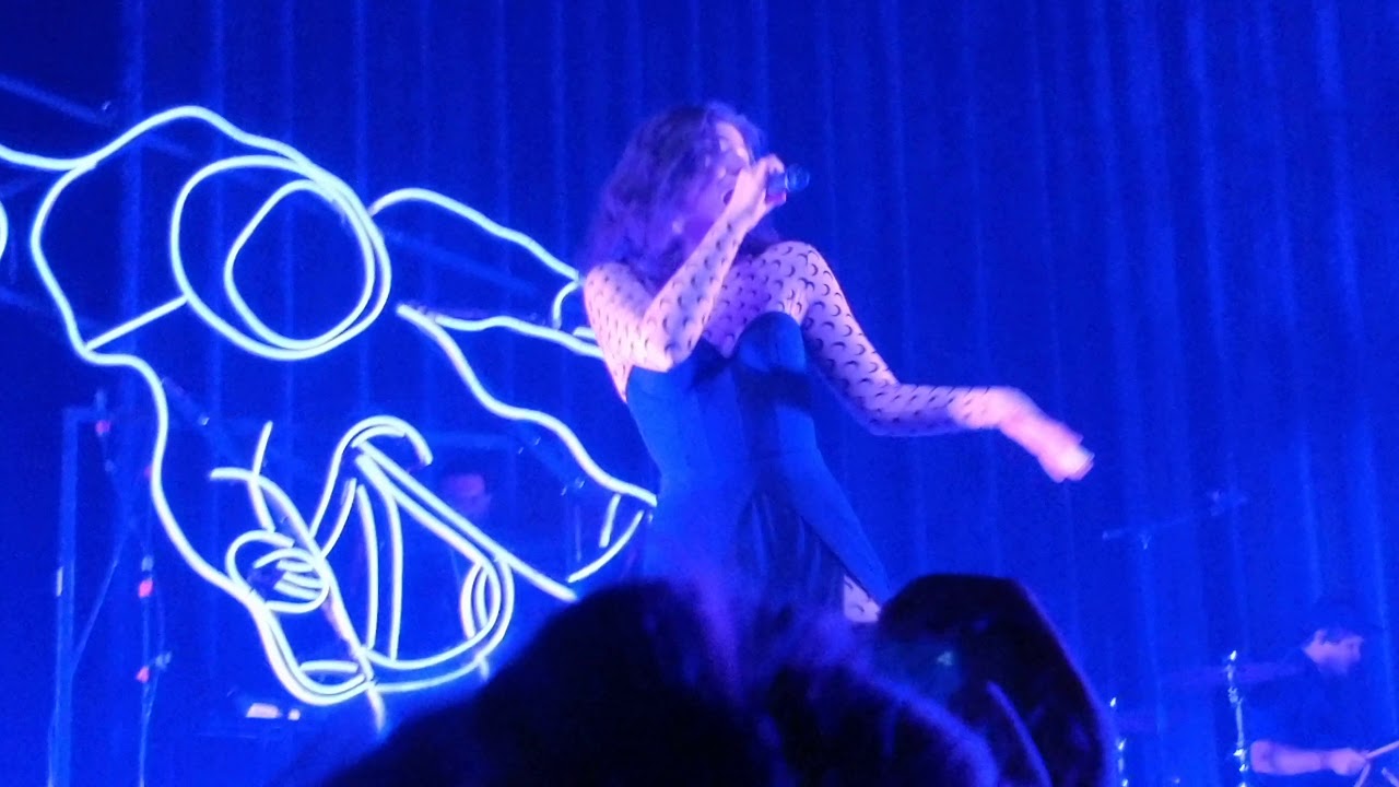 Lorde - Sober Live Tilburg 013