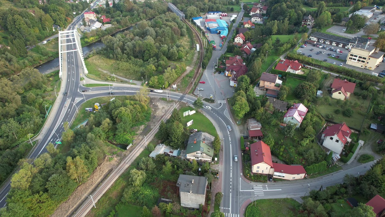 Sucha Beskidzka ładny kościół oraz górskie krajobrazy i rzeka lot DJI AIR 2S