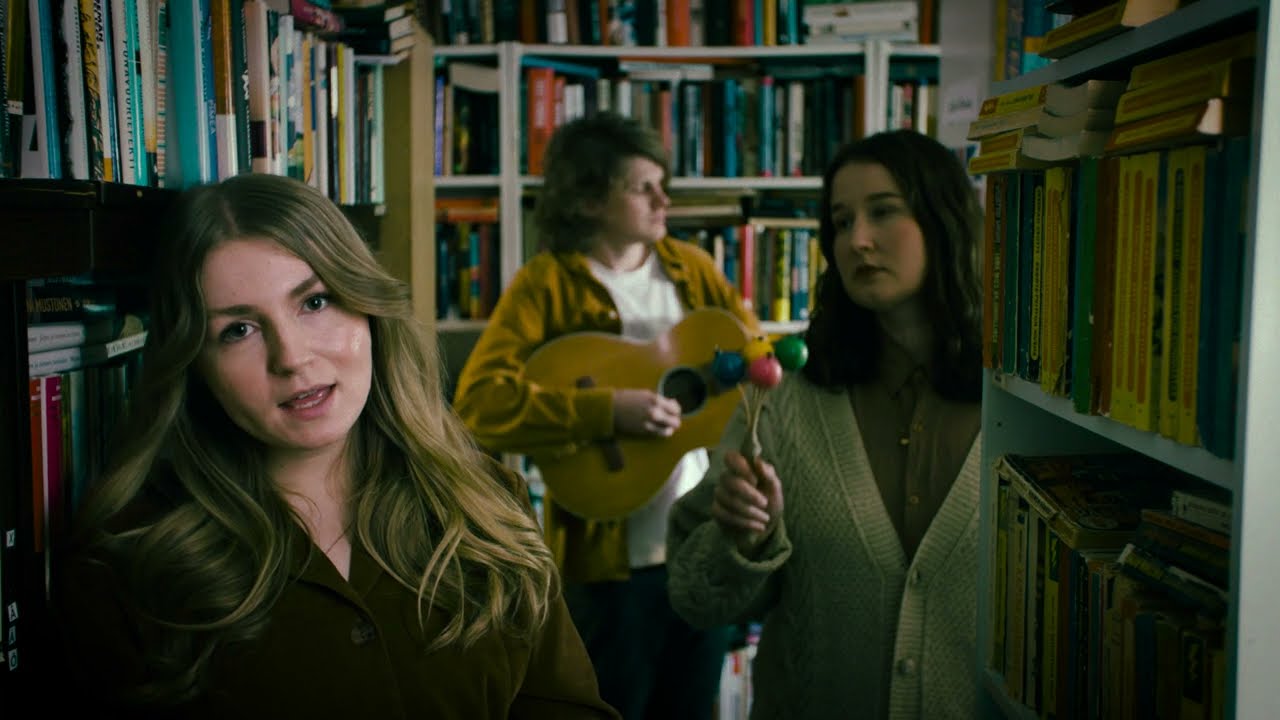 Pilven Piirtäjät ft. Annika Pudas - Paperiset Päivät (Musiikkivideo)