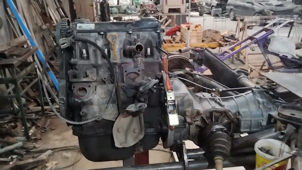 Instalei caixa de câmbio e motor, detalhe do sistema de embreagem e calço canoinha .