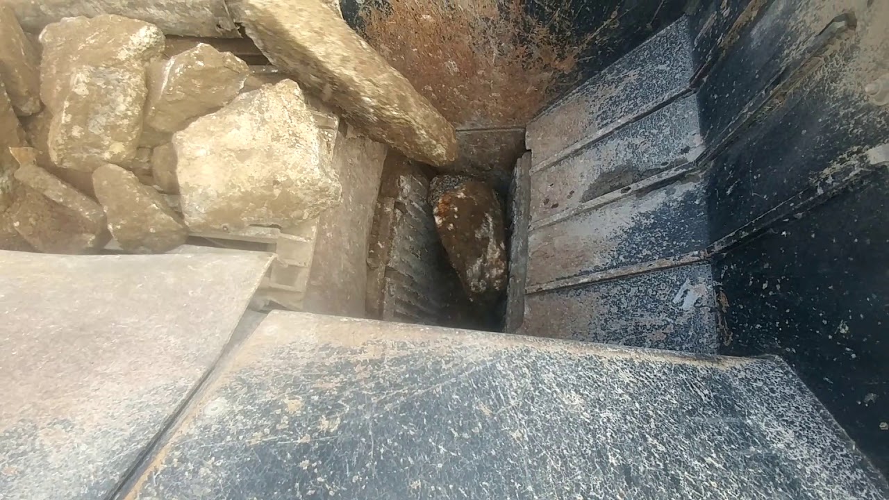 Komplete 7040 crushing concrete and and few granite rocks