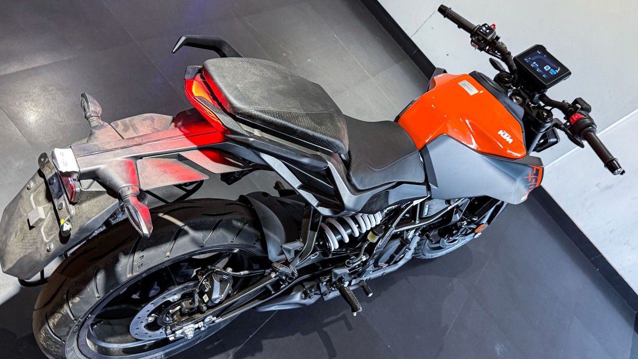 Подробный обзор нового мотоцикла KTM Duke 250 2026 года в оранжево-серебристом цвете | Обновление...