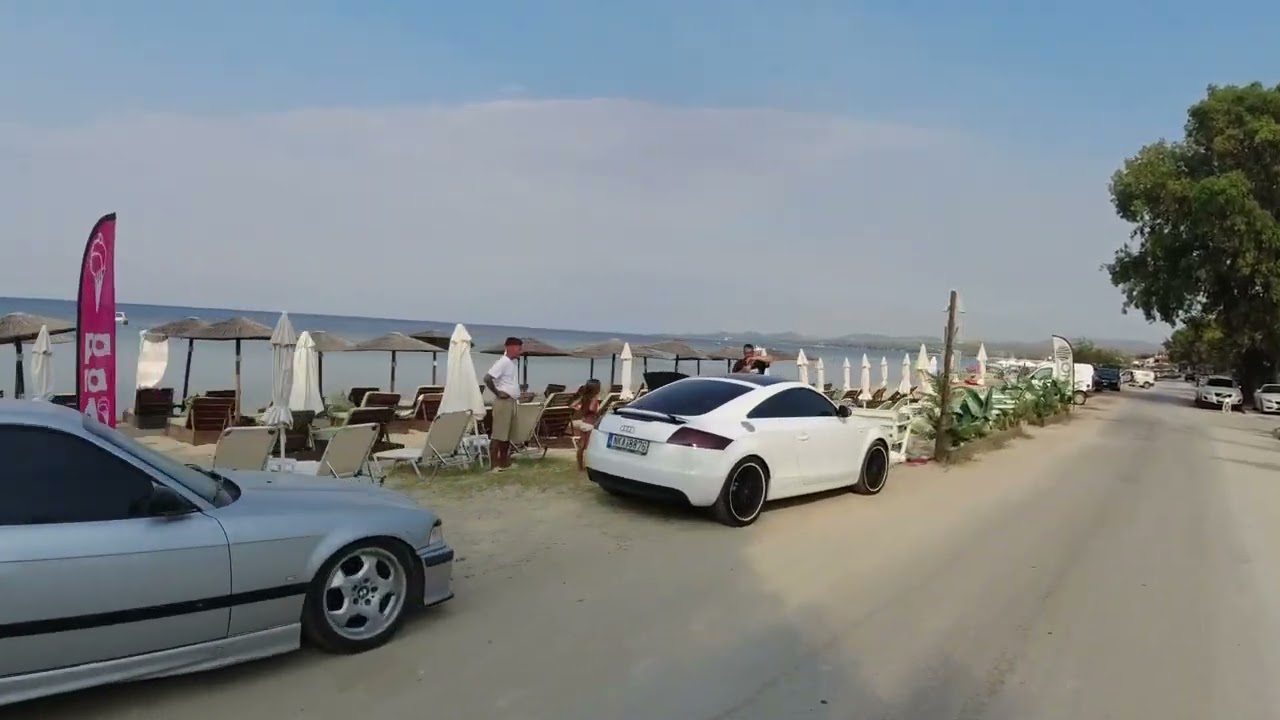 Nikiti beach partea sudică mai puțin amenajată Sithonia Grecia filmată de pe bicicletă