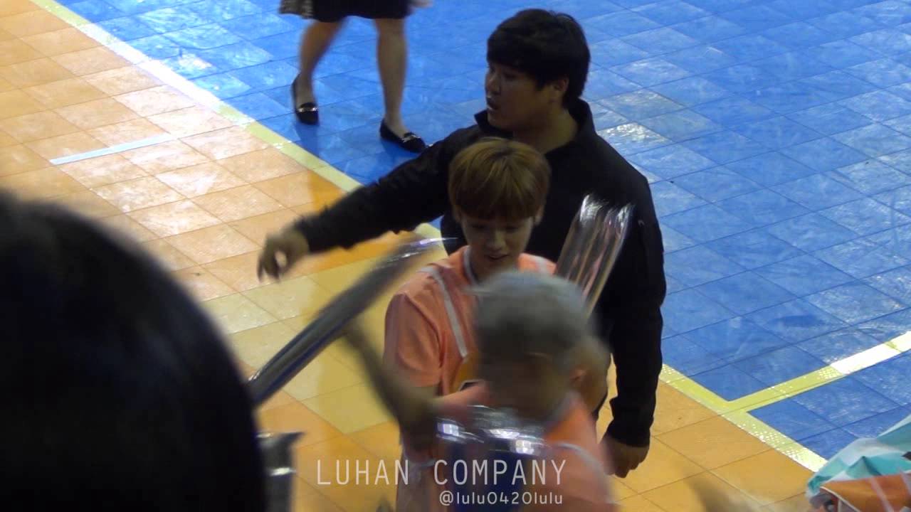 140526 @ MBC Idol Futsal Championship_luhan&xiumin_루한&시우민_팬들에게 인사