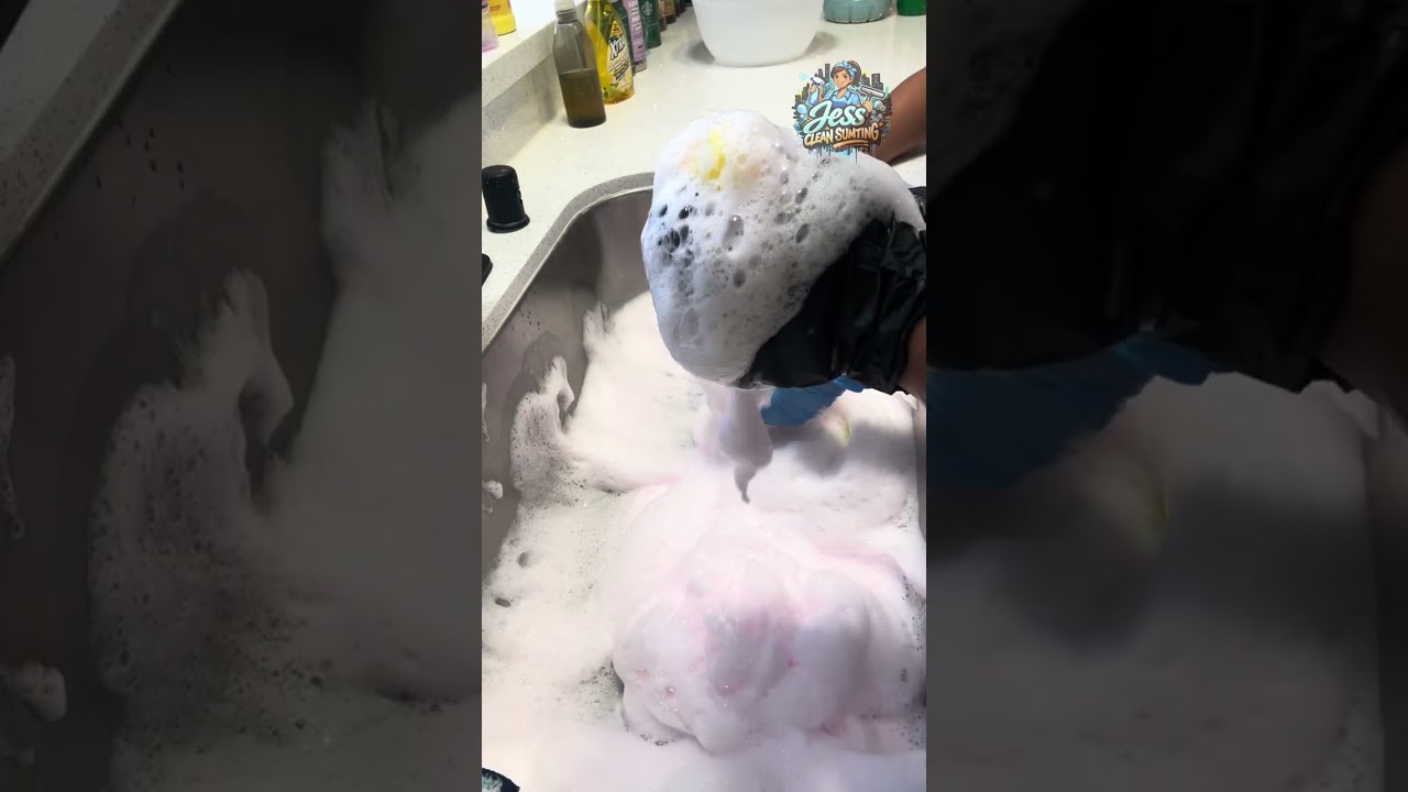 Pink Squeeze 🩷🩷🫧🧼🧽 #asmr #pink #scrub #satisfying #cleantok 