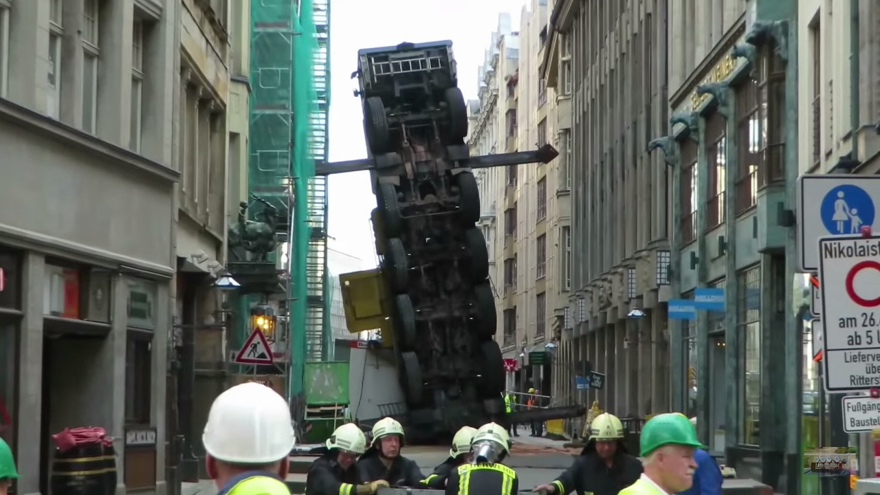 Baukran umgestürzt / Kranführer stirbt / Bergung mit 400 Tonnen-Kran / Leipzig-Zentrum [26.04.2015]
