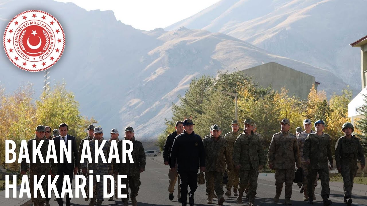Bakan Akar Beraberindeki TSK Komuta Kademesi  ile Hakkâri’de Esnafı Gezdi, Vatandaşla Sohbet Etti