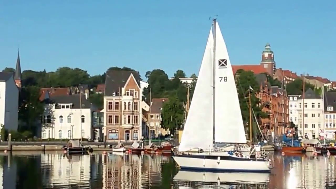 Maxi 87 sailing