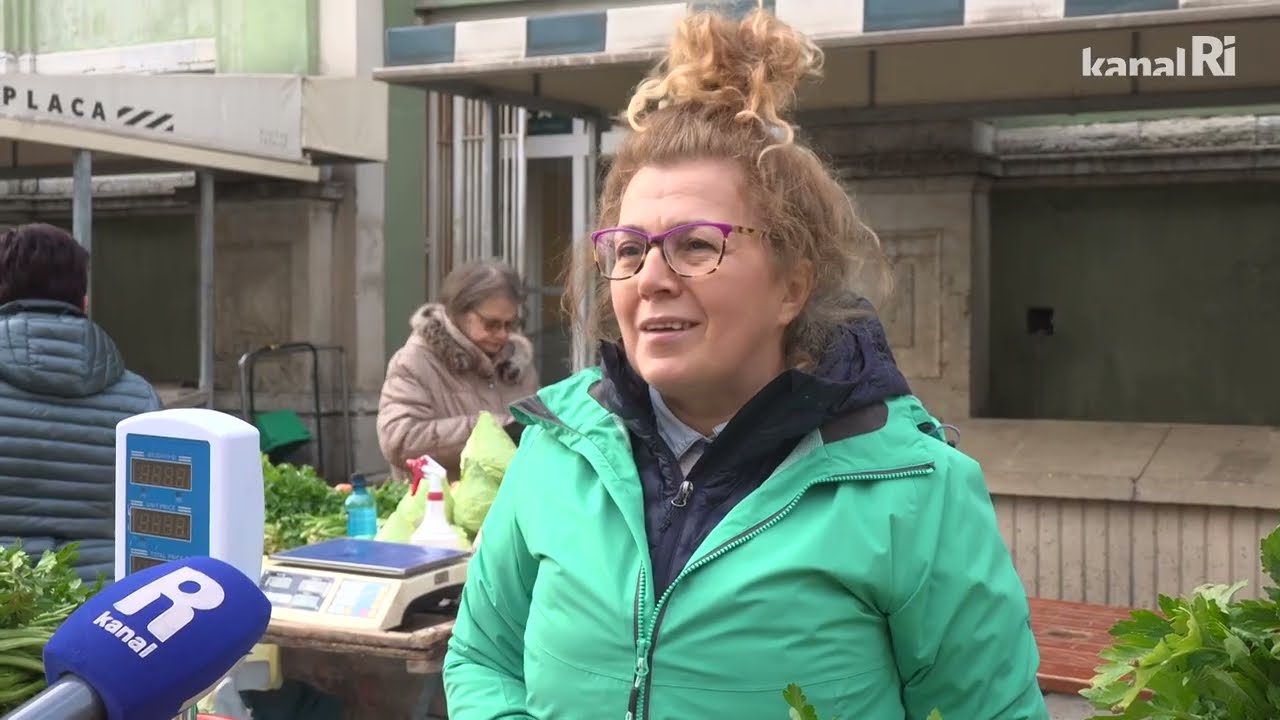 Sunčani ponedjeljak na riječkoj tržnici: Stigle prve uvozne jagode
