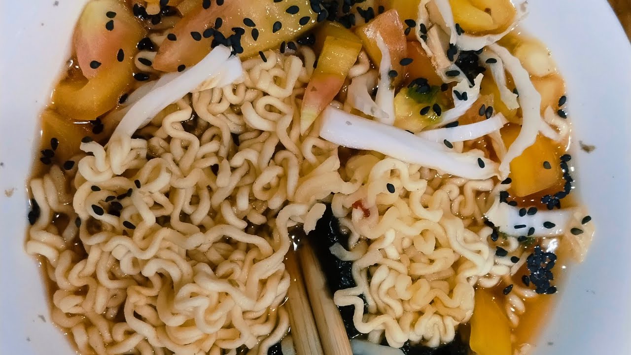 Vegan Mini Mukbang - hot and spicy vegan ramen 🍜🍛