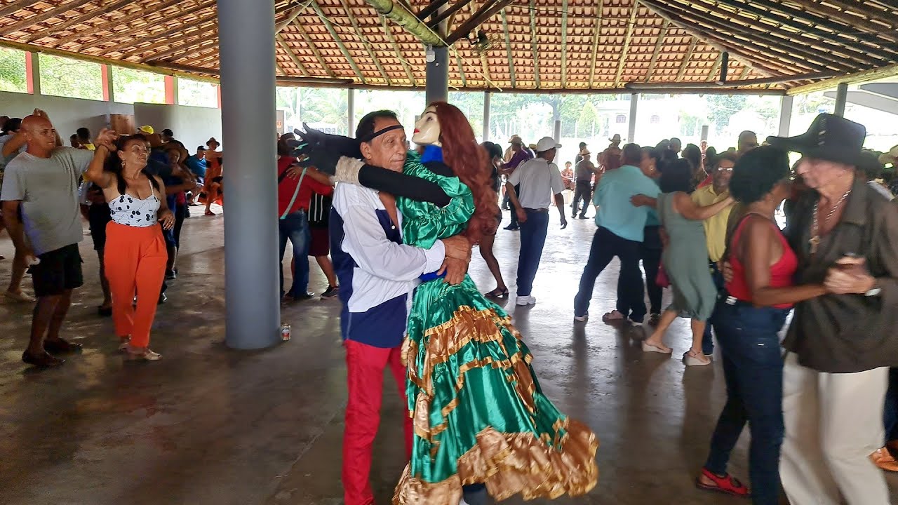 APARECEU UM CASAL DIFERENTE NO BAILE - DANÇANDO FORRÓ NO BAILÃO DO ADRIANO E SEUS TECLADOS (VANERÃO)