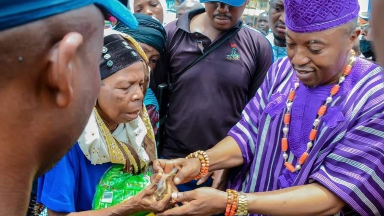 SEE MOMENT OLUWO OF IWO AND HIS NEW WIFE DISTRIBUTES FOOD ITEMS IN IWO TOWN