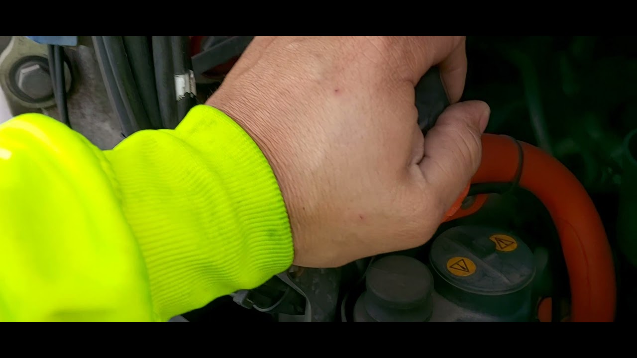 como poner agua al radiador o aceite como  abrir camión Scania