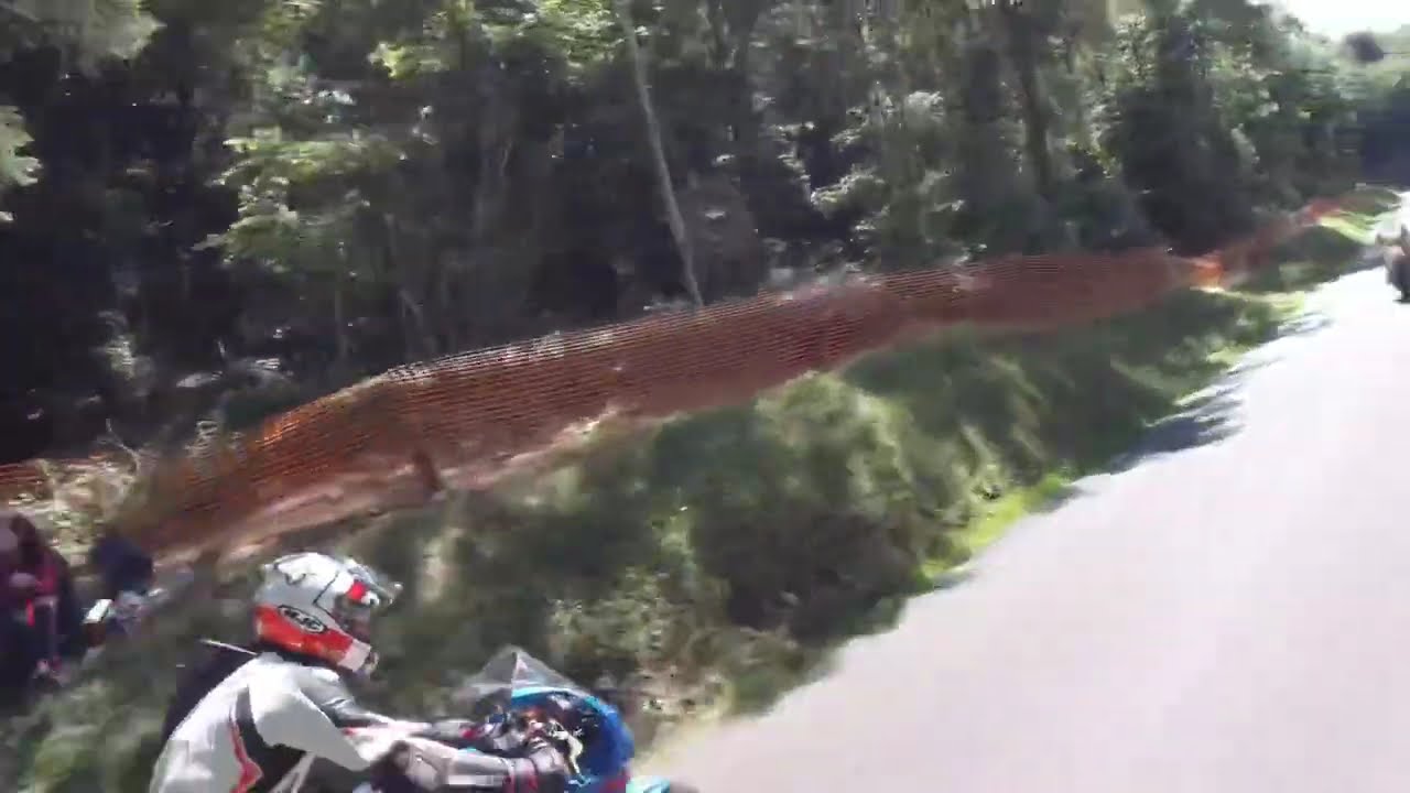 Descente du tracé à Marchaux : un motard chute et l’ambiance est au rendez-vous ! 🏍️🎥