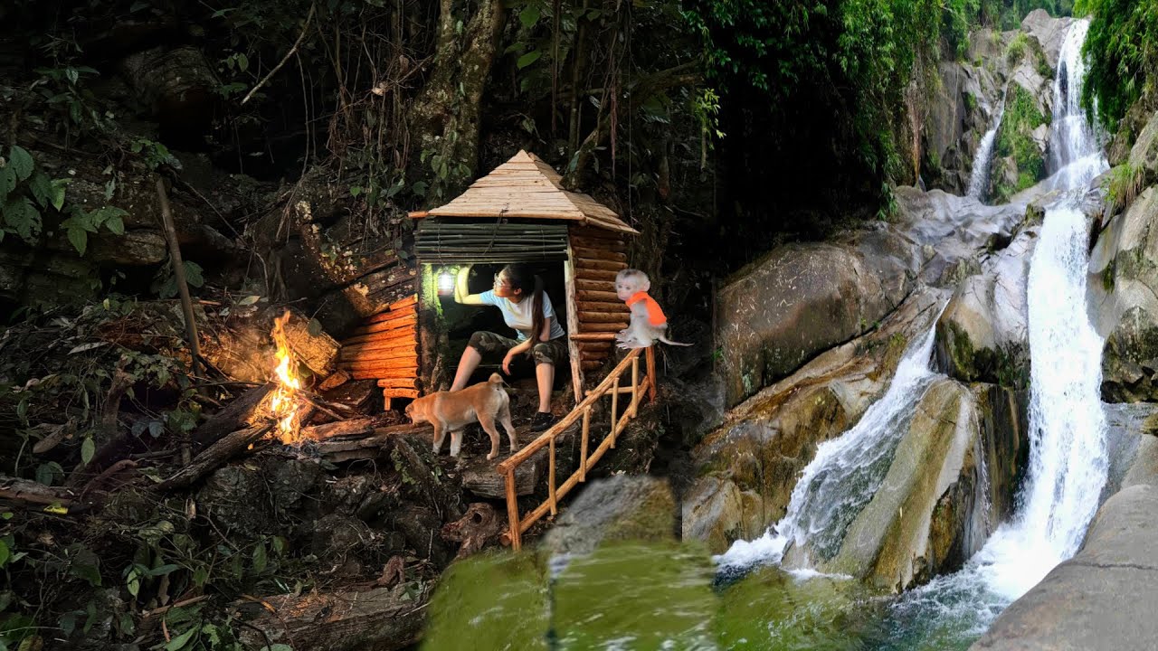 Building a shelter in a tree trunk, next to a stream, the girl slept overnight alone