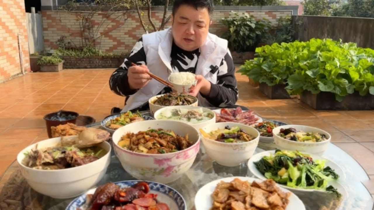 前往乡下农村亲戚家蹭饭，10个菜两个汤，全家都在忙活【五小区彭于晏】
