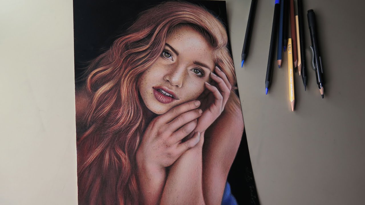 Desenhando um retrato com lápis de cor escolar