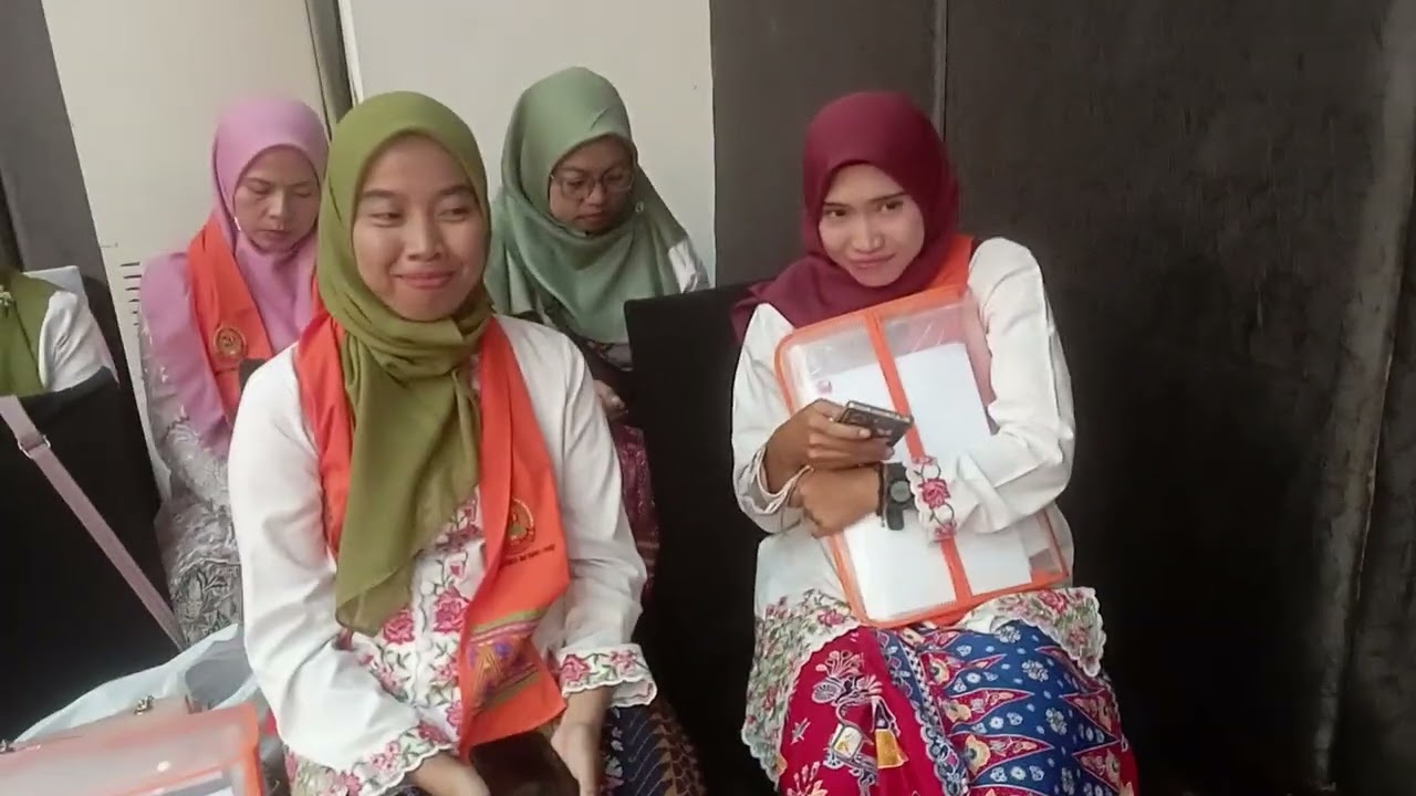 Bang Aqil, didepan peserta diskusi Prospek Hukum terhadap Budaya Betawi Bamus suku Betawi 1982.